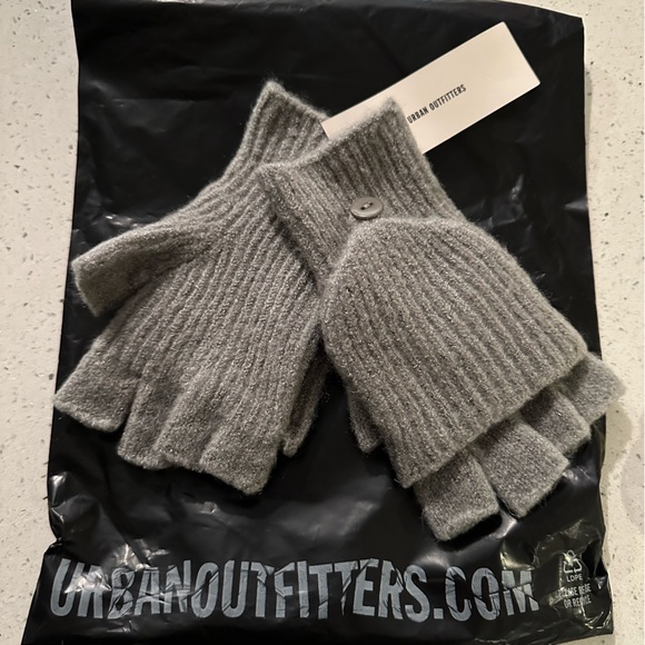 NWT, UO Ribbed Convertible Glove - Picture 4 of 5